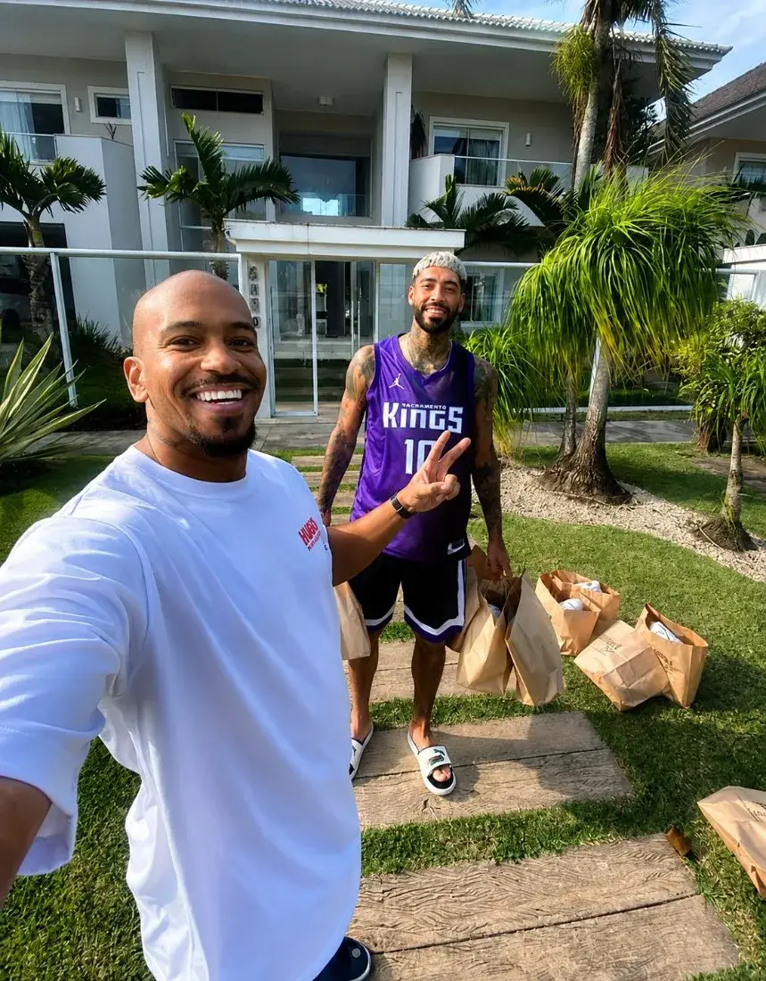 George entregando pares higienizados para atleta profissional