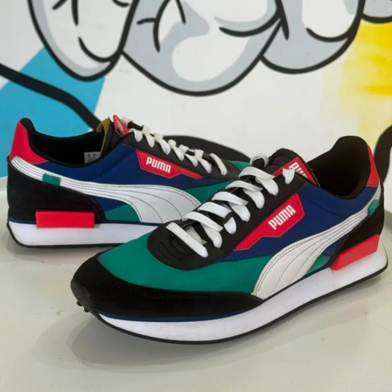 Tênis branco com respingos de tinta verde e azul feitos à mão na Wash Sneakers 21