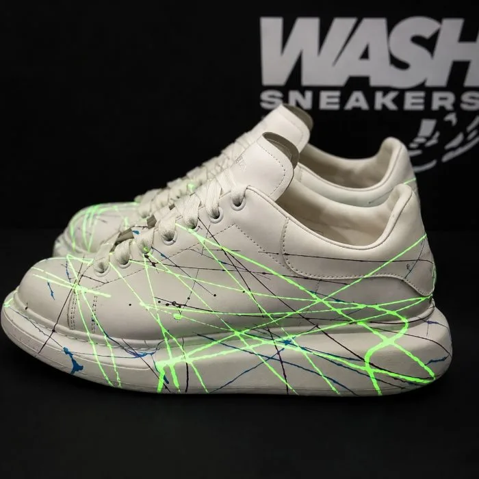 George na fachada da Wash Sneakers 21