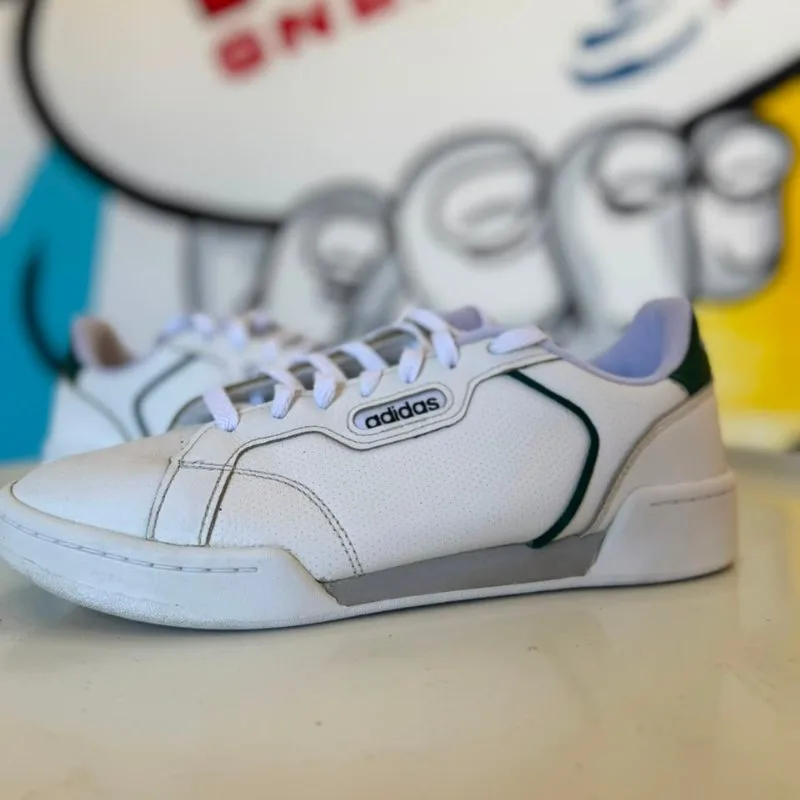 George sentado no tambor da Wash Sneakers 21