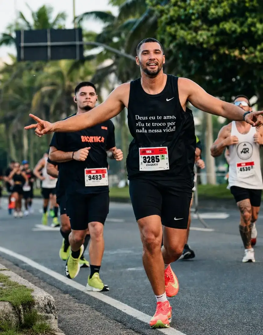 Corredor na prova de 10 km no Rio de Janeiro, cliente da Wash Sneakers 21