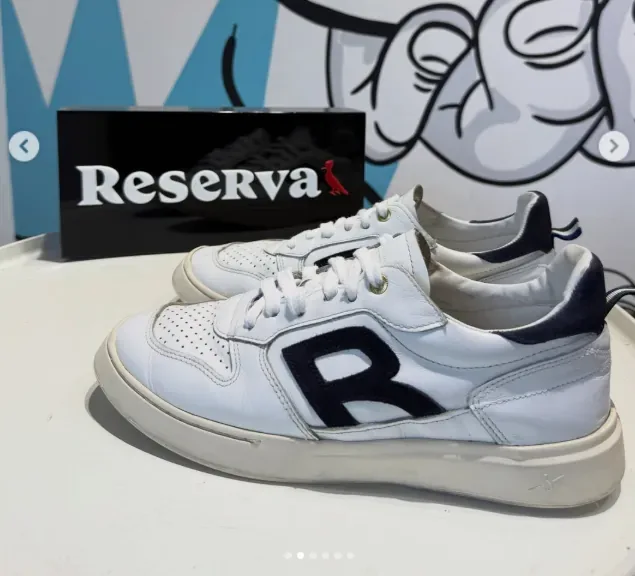 Tênis branco higienizado na Wash Sneakers 21