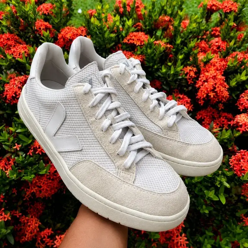 Veja V-12 branco depois da higienização feita na Wash Sneakers 21