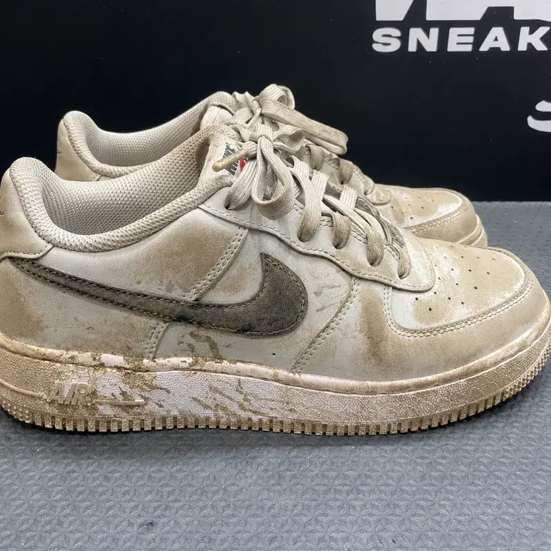Air Force 1 encardido de terra antes da higienização na Wash Sneakers 21