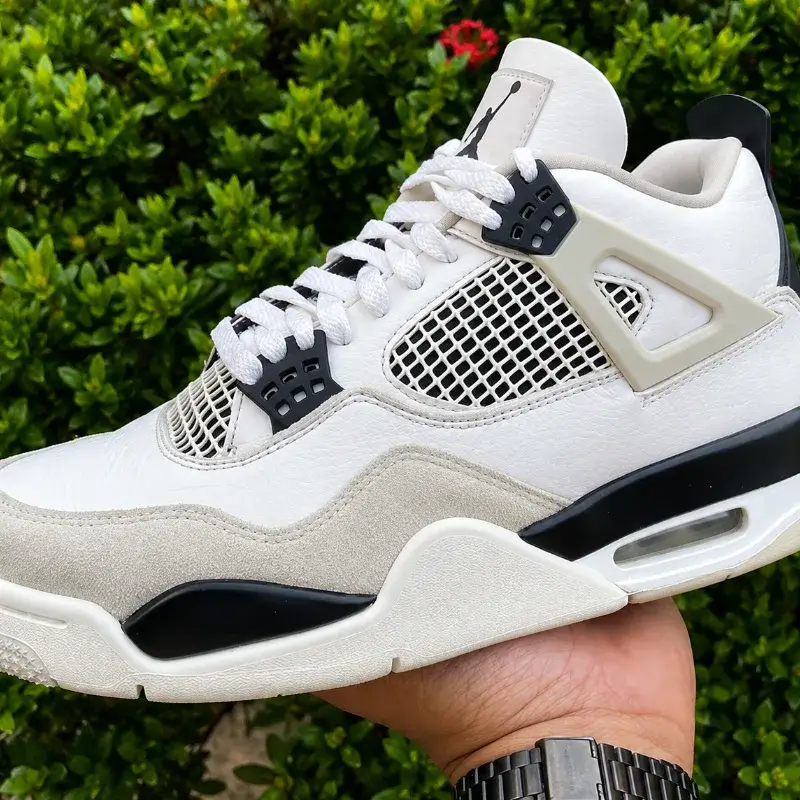 Air Jordan 4 restaurado e branco depois do serviço da Wash Sneakers 21