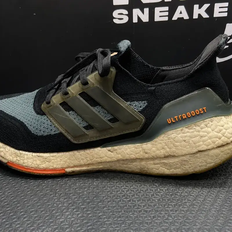 Adidas Ultraboost com entressola amarelada antes do serviço
