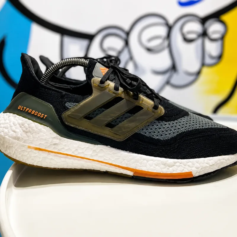 Adidas Ultraboost com entressola branca depois do serviço na Wash Sneakers 21